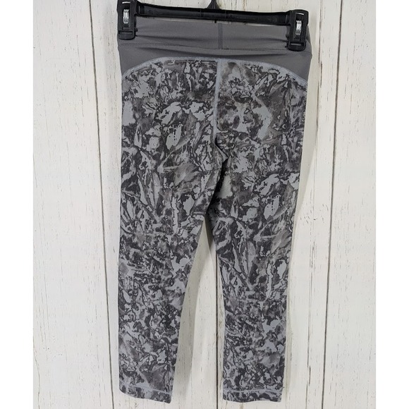 Under Armour Size XS Heatgear Gray Pattern Crop Active Gym Leggings - Picture 7 of 7